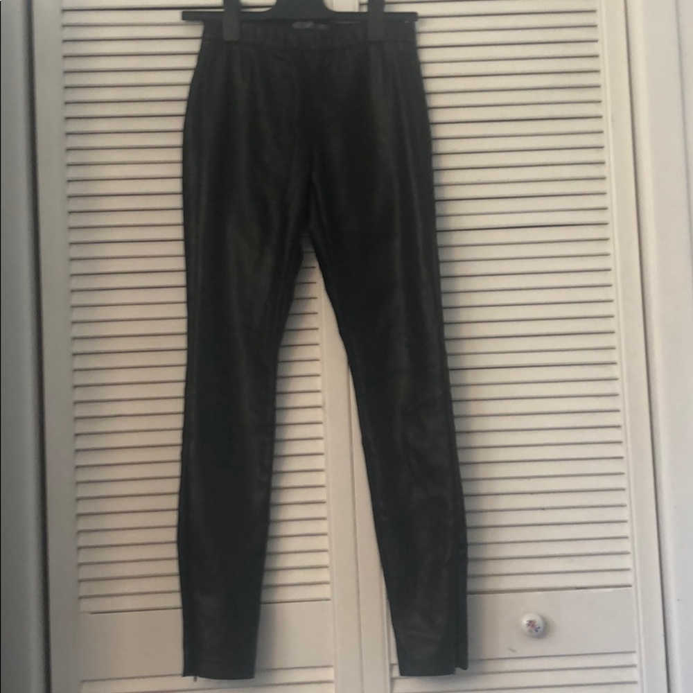 Faux leather leggings in black